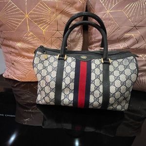 Selling vintages Gucci handbag really good barely used really good quality!